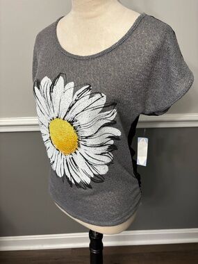 Cloudless Gray Daisy Graphic Short-Sleeve Top